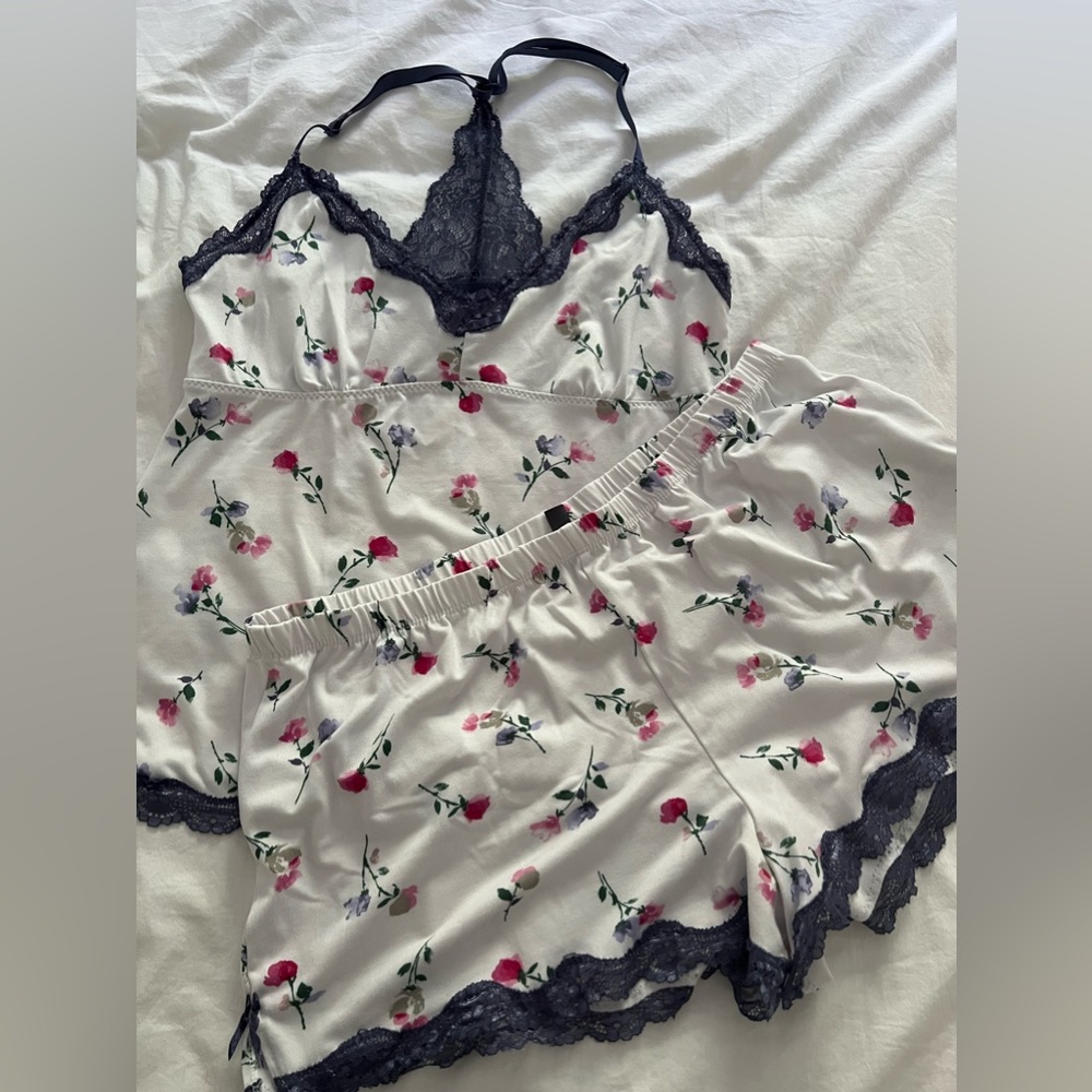 laura ashley Pajama Set  in a perfect condition as new